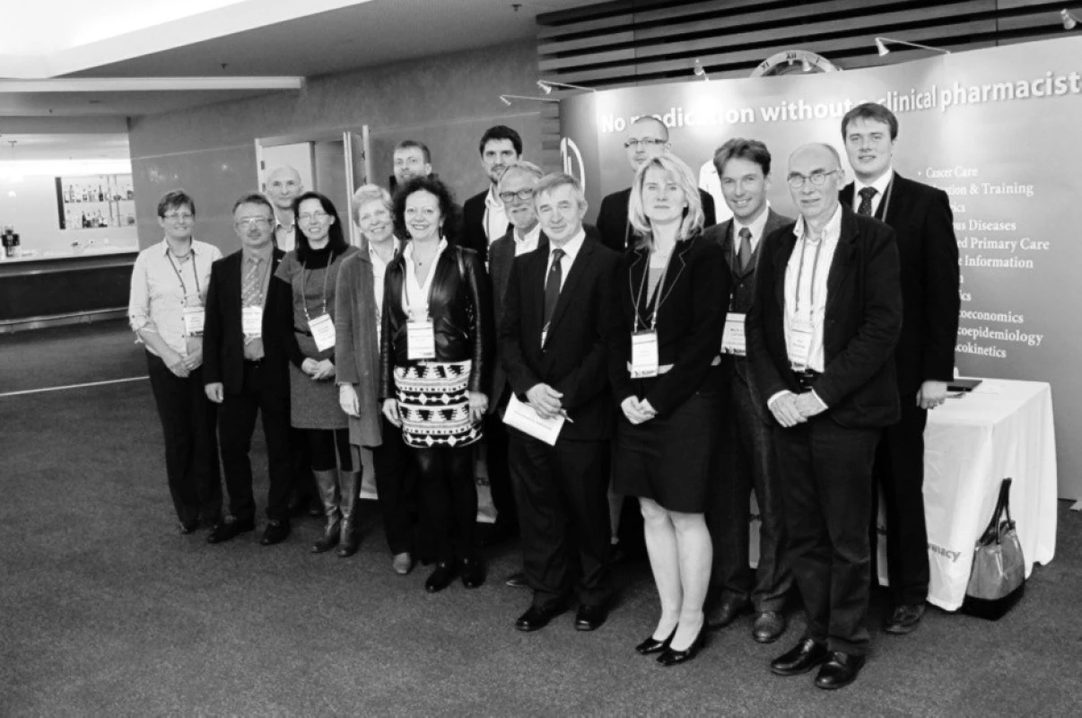 Vědecký výbor sympozia – první řada (zleva): dr. Moira Kinnear, prof. Przemyslaw Kardas, dr. Annemie Somers, dr. Yolande Hanssens, dr. Marie-Caroline Husson, dr. Erik Gebrands (sekretář International Office ESCP), prof. Jiří Vlček (prezident 42. sympozia klinické farmacie), dr. Daniela Fialová, dr. Markus Lampert (vicepresident ESCP), prof. Kurt Hersberger (prezident PCNE); druhá řada (zleva): prof. Mirko Petrovič, dr. Aleš Mareček, Mgr. Martin Vodička, dr. Petr Červený, dr. Dalibor Černý