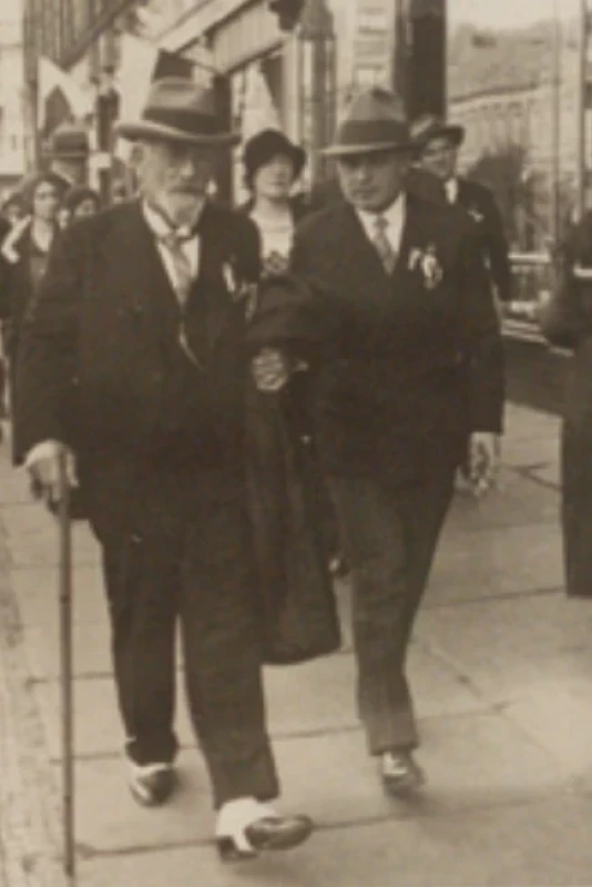 Prof. Ladislav Haškovec (vlevo) a MUDr. Theodor Dosužkov (1899–1982), cca 1920 (z pozůstalosti MUDr. Theodora Dosužkova, se svolením Anastazie Kopřivové). Fig. 5. Prof. Ladislav Haškovec (left) and MUDr. Theodor Dosužkov (1899–1982), circa 1920 (estate of MUDr. Theodor Dosužkov, published with permission of Anastazie Kopřivová).