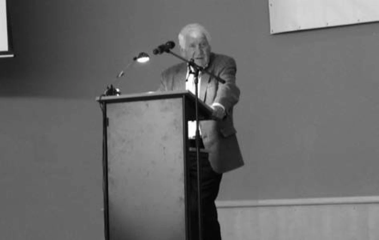 Profesor Riehm při přednášce.
