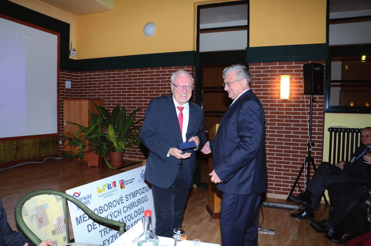 prezident kongresu při předávání ocenění prof. B. Domresovi, Foto: Jana Gójová