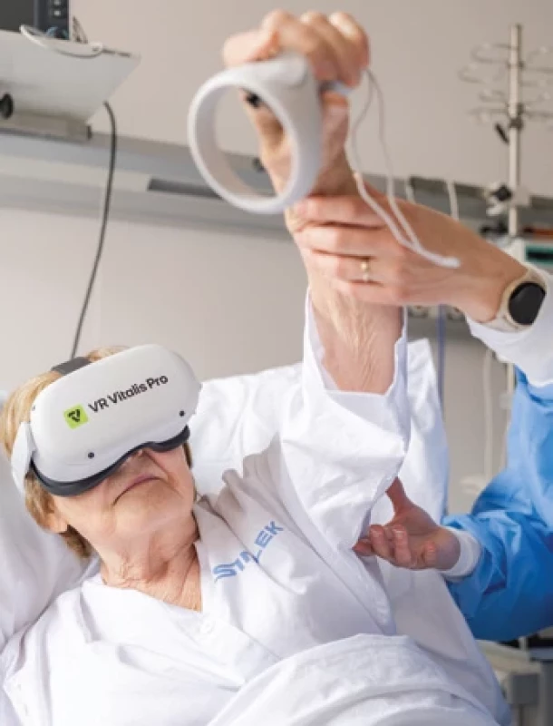 Virtual reality training in a hospital bed. </br>Obr. 1. Cvičení ve virtuální realitě na nemocničním lůžku.
