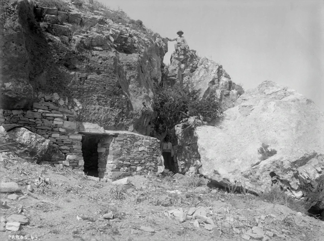 Kounados, svatyně bohyně Eileithyie, vstup do posvátné jeskyně při vykopávkách Rubensohna a Baura, 1898(–1899?) (zdroj: Německý archeologický ústav, pobočka Athény, inv. č. D-DAI-ATH-Paros-0049)