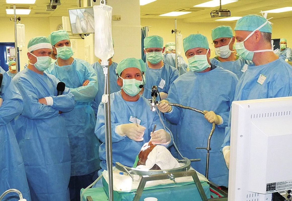 Doc. Müller demonstruje rinoplastiku.