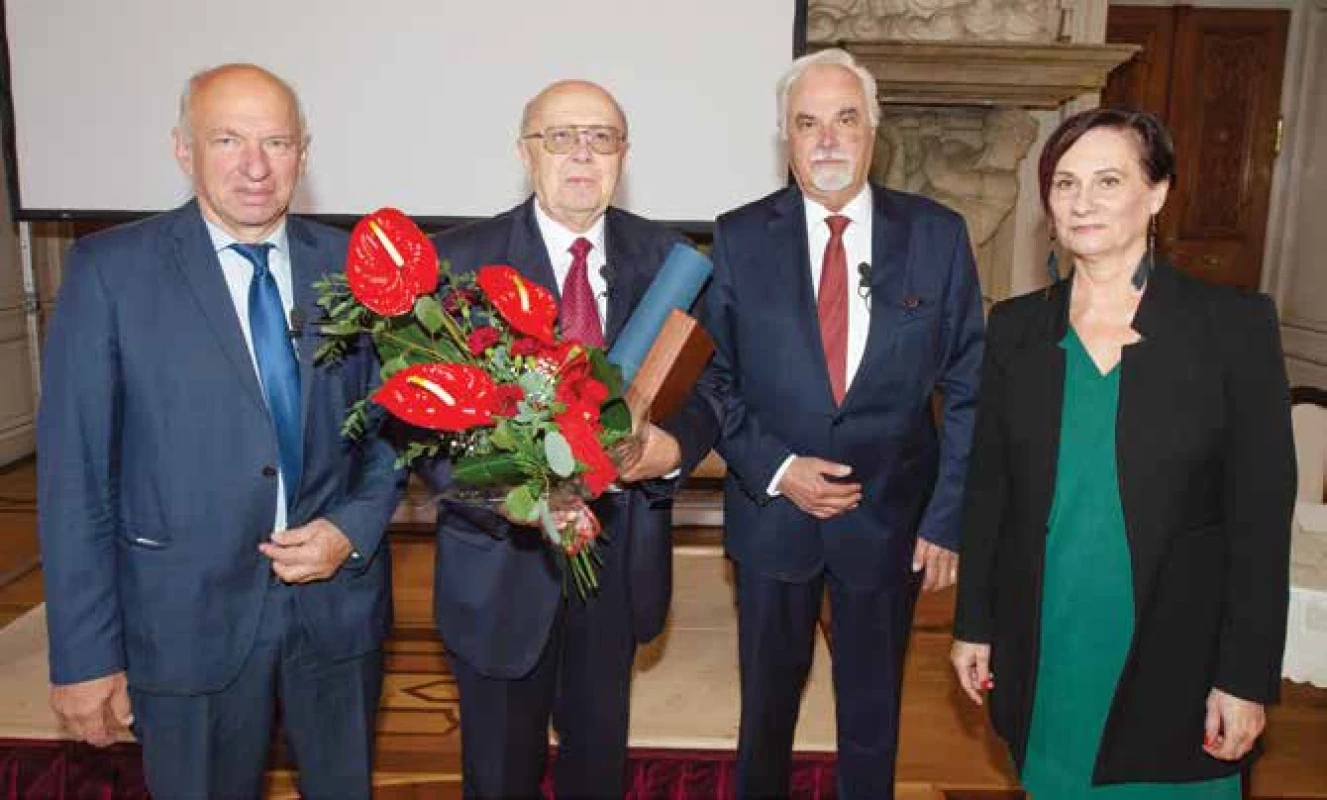 Profesor Jan Švihovec (uprostřed s květinami), vlevo předseda ČLS JEP prof. Štěpán Svačina, vpravo místopředseda ČLS JEP prof. Vladimír Palička a ředitelka sekretariátu Monika Šenderová (foto Michal Stavinoha)