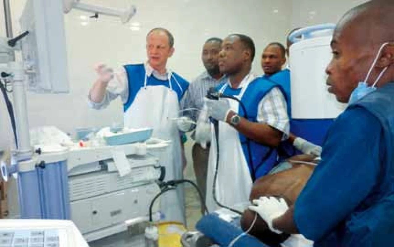 Okamžik před první papilotomií v provedení tanzanského lékaře.
Fig. 2. Moments before the first papillotomy made by tanzanian physician.