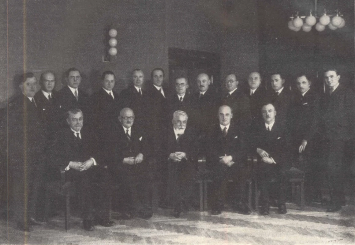 Výbor Sboru pro postavení Lékařského domu v čele s prof. Františkem Šambergerem (sedící uprostřed). Druhý zprava stojí architekt František Vahala.