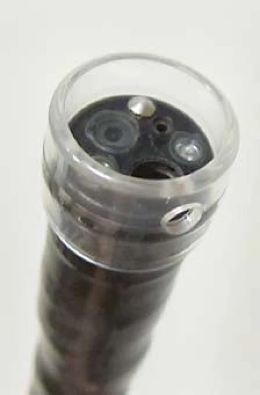 „Cap“ Olympus D-201-14304 nasazený na konec kolonoskopu.
Fig. 1. Cap Olympus D-201-14304 attached to the tip of the colonoscope.