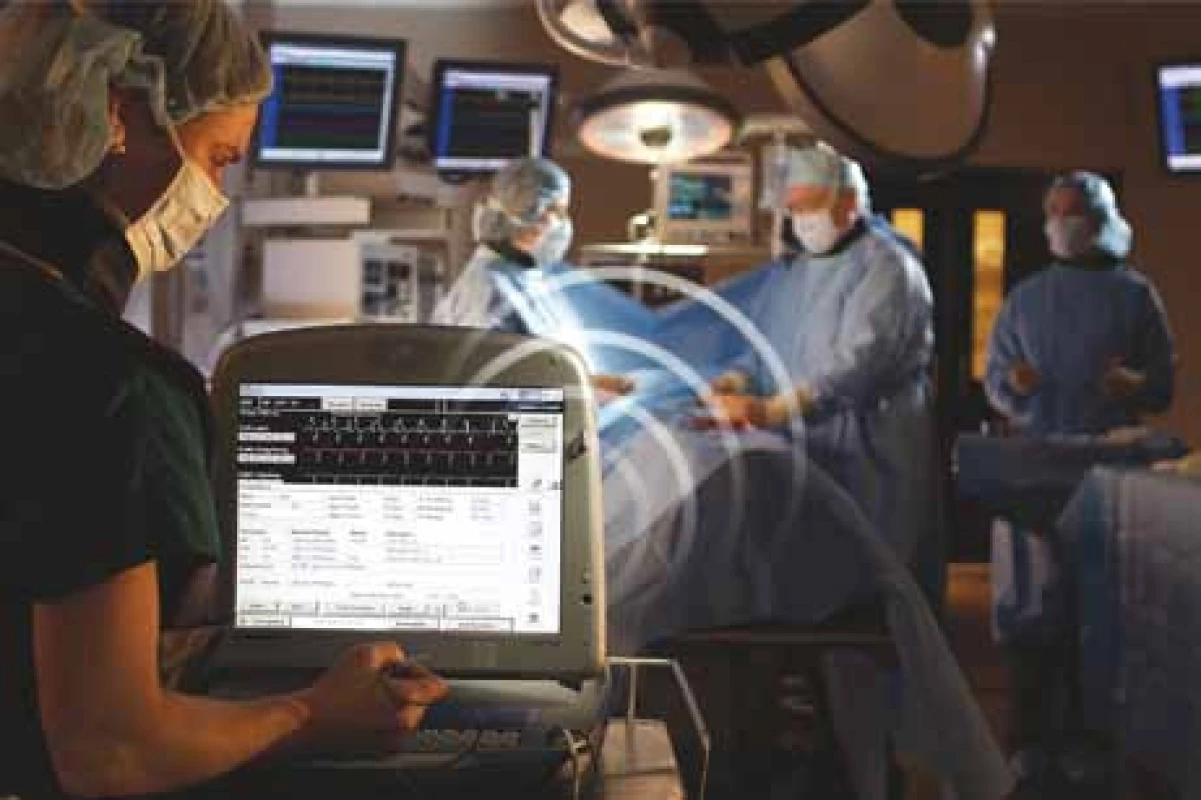 Schéma bezdrátové komunikace mezi ICD programátorem a implantovaným ICD (firma Medtronic).