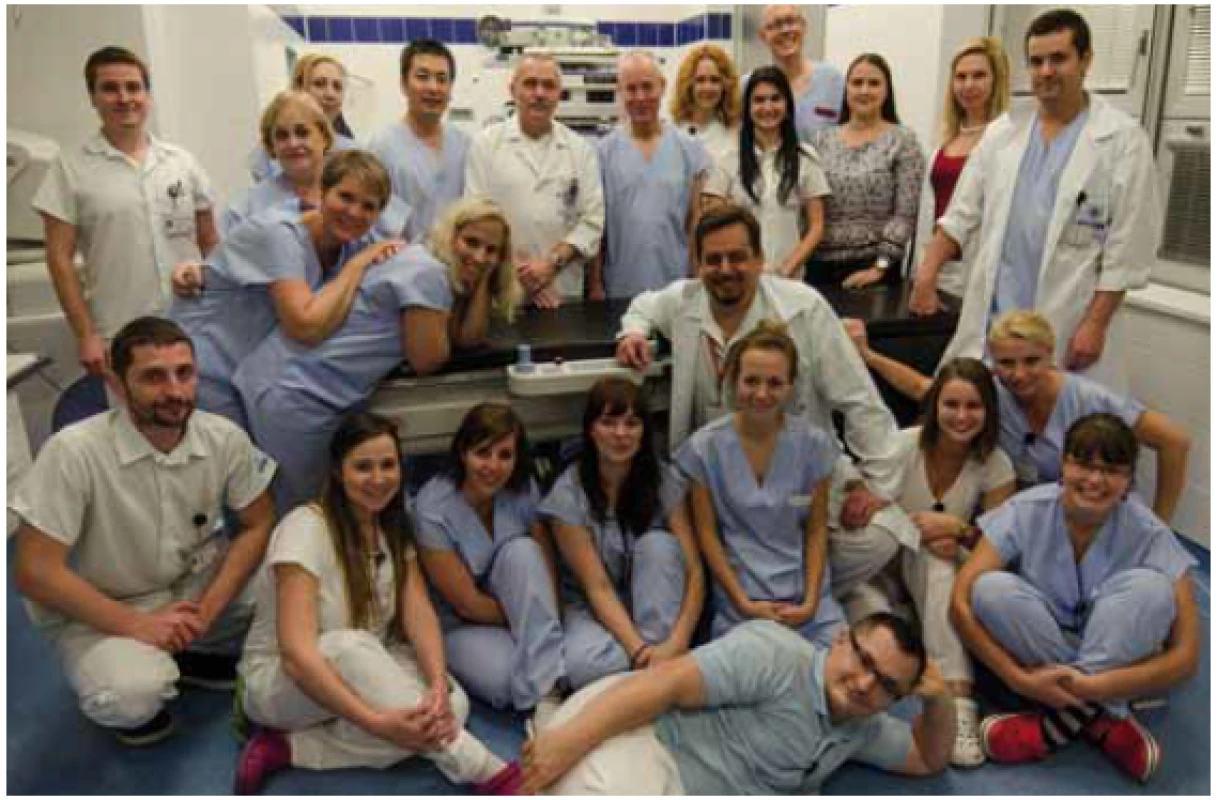 Účastníci endoskopického workshopu v Ústřední vojenské nemocnici Praha.
Fig. 1. Participants at the endoscopic workshop in the Military University Hospital Prague.