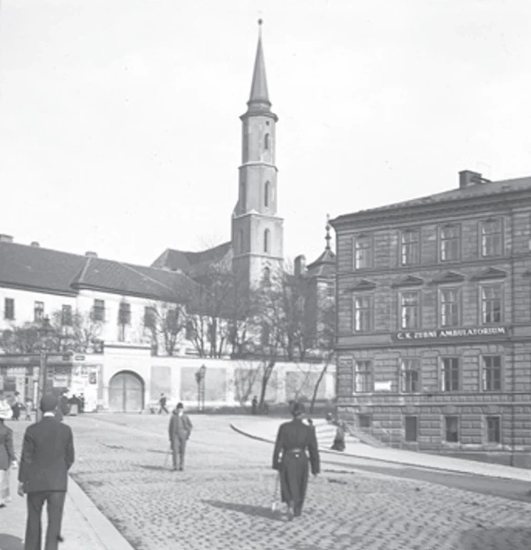 Fotografi e budovy ve Viničné ulici č. 9 (C. K. zubní ambulatorium), kláštera a kos tela sv. Kateřiny v Kateřinské 30 z přelomu 19.  a 20. století. Publikováno se souhlasem  Muzea hlavního města Prahy (inv. č. HNN 007 100).  Fig. 5. Photograph of the building at Viničná Street No. 9 (Imperial-Royal Dental Outpati ent Clinic), and the monastery and church of St. Catherine at Kateřinská 30 from the turn  of the 19th and 20th centuries. Published with the permission of the Museum of the City  of Prague (inv. no. HNN 007 100).