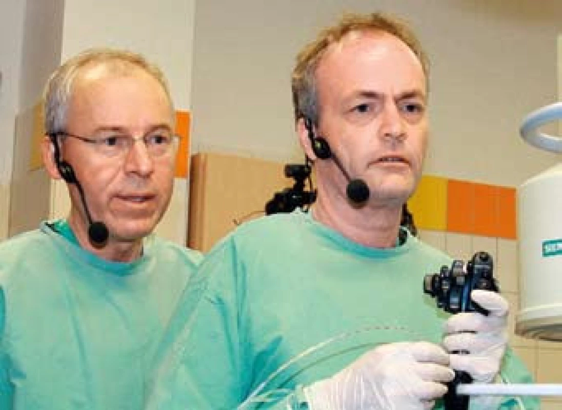 Prof. Stanislav Rejchrt a prof. Lars Aabakken při demonstraci ERC P.
Fig. 1. Prof. Stanislav Rejchrt a prof. Lars Aabakken during ERCP demonstration.
