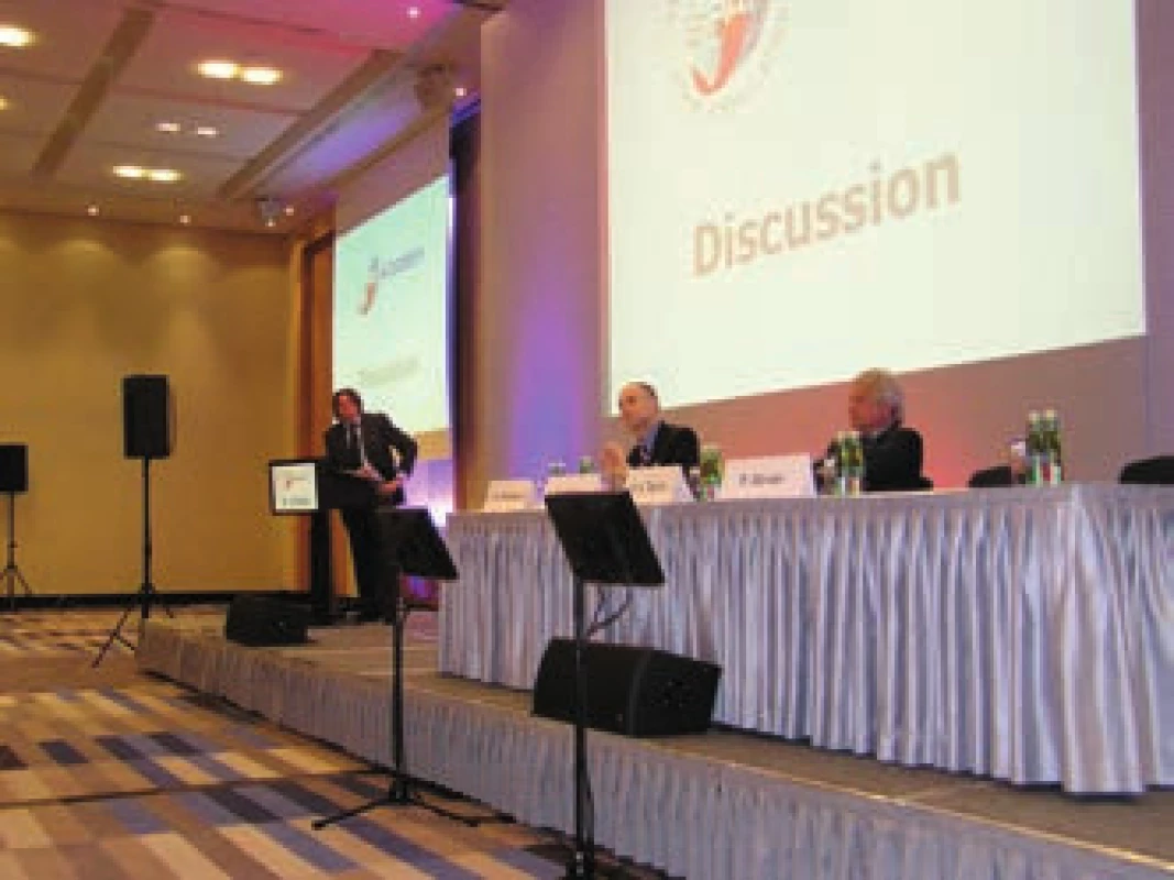S účastníky SPAF Academy na závěr vídeňského setkání diskutovali (zleva) prof. K. Huber, doc. J. Eikelboom a prof. H. Diener. Foto: ZN.