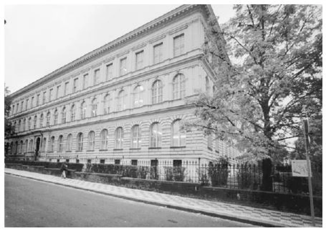 Budova děkanátu 1. LF UK v Kateřinské ulici (Praha 2), kde vznikla v roce 1911 první experimentální psychologická laboratoř v historických zemích Čech, Moravy a Slezska