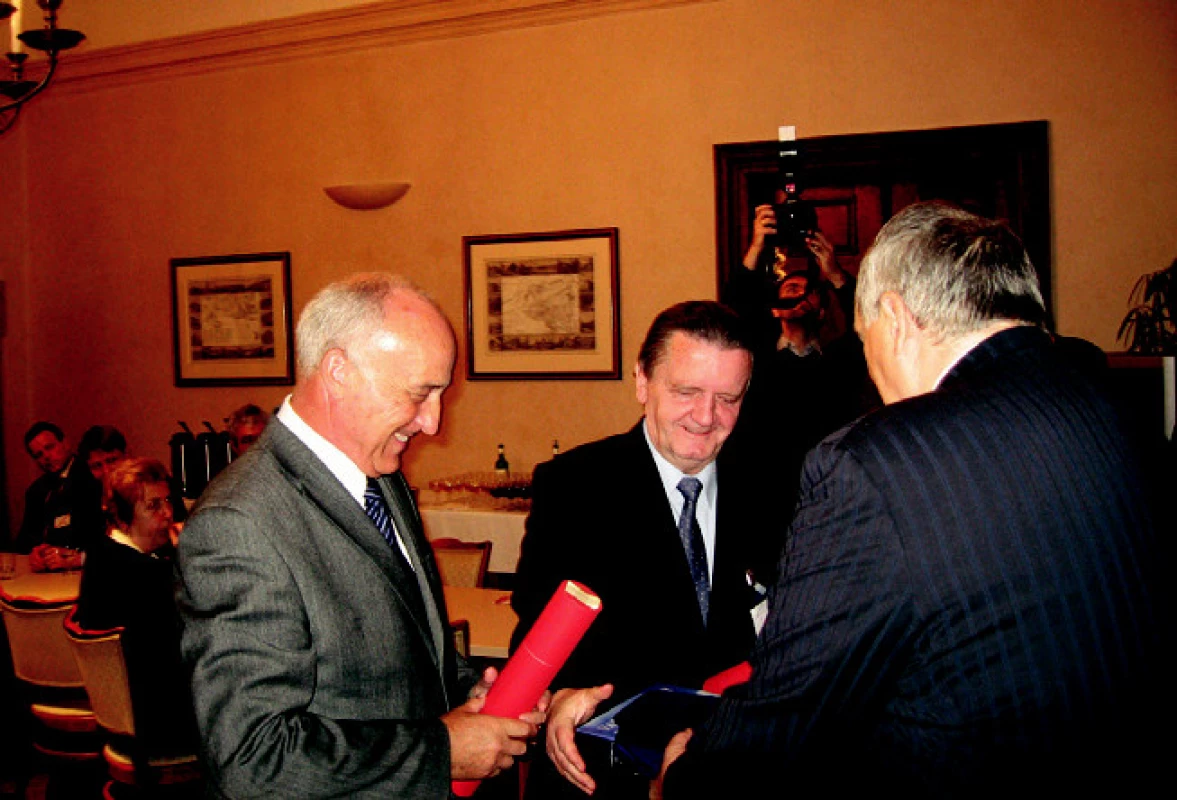 Místopředseda Senátu ČR MUDr. Jan Rakušan gratuluje profesorům Ivo Šteinerovi a Ctiboru Povýšilovi