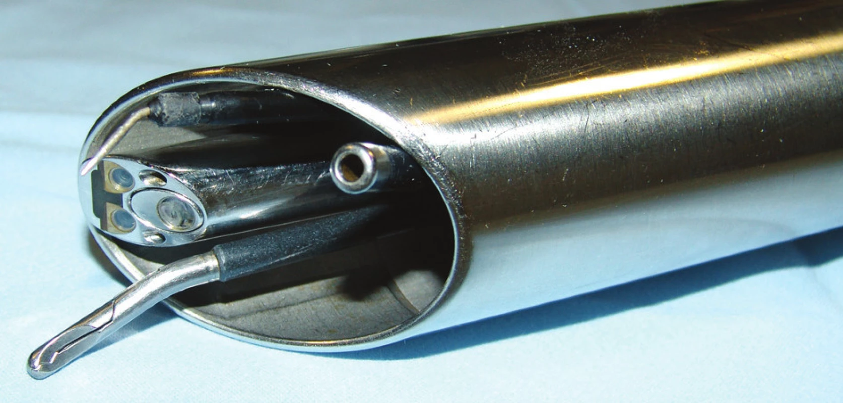 Pracovní část operačního rektoskopu
Fig. 2. Working end of operating rectoscope