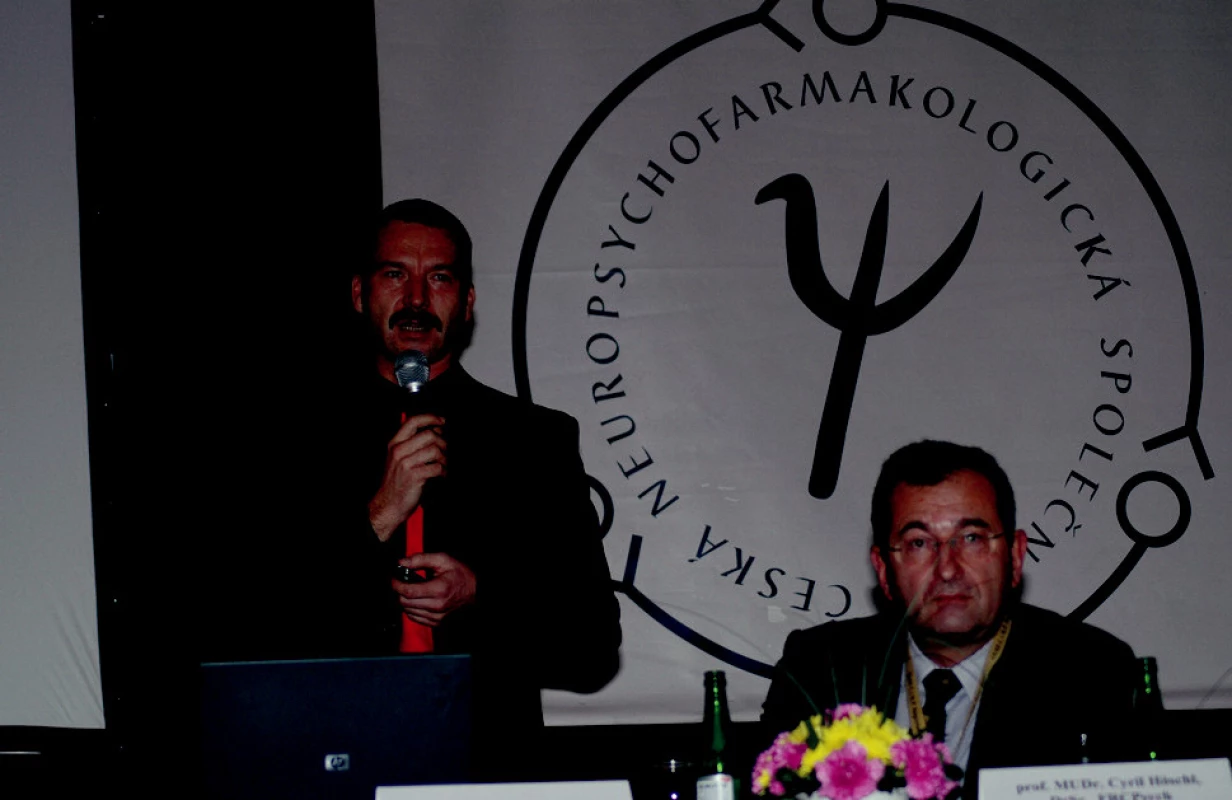 Doc.Horáček a prof.Höschl při slavnostnímzahájení konference.Krátce poté přednesl prof.Höschl plenární přednášku na téma: „Umění a věda“, která byla nakonec hodnocena jako nejlepší sdělení celé konference.