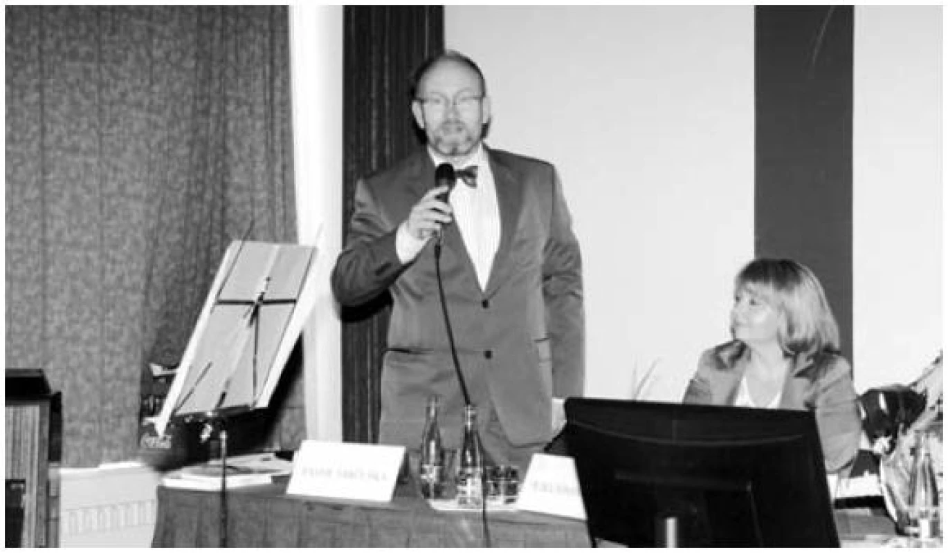 Předseda Slovenskej spoločnosti infektológov prof. MUDr. Pavol Jarčuška, Ph.D., a vedoucí Odboru zdravotnictví Moravskoslezského kraje Ing. Petra Tomanová, Ph.D.