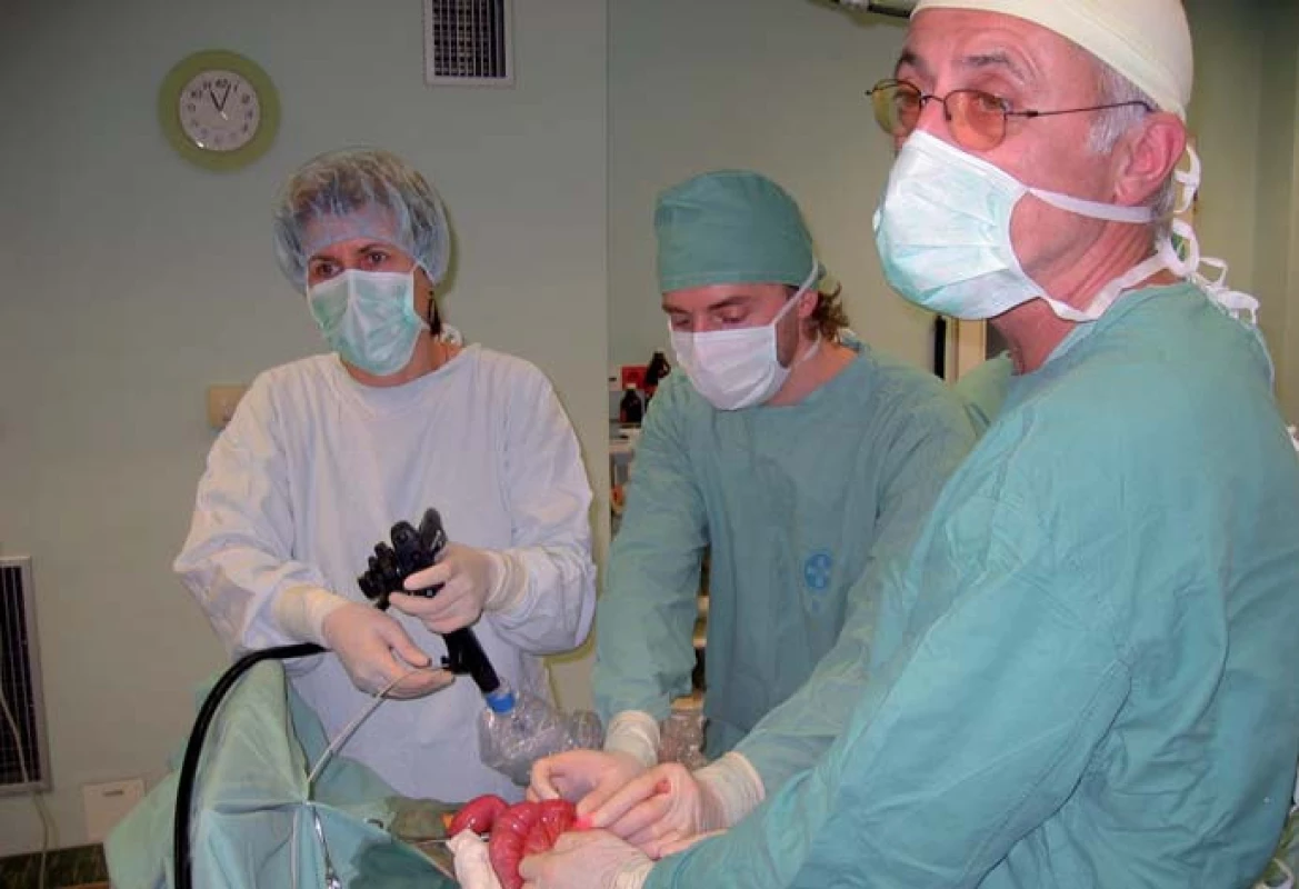 Intraoperační enteroskopie (prof. M. Kopáčová a primář dětské chirurgie J. Koudelka).
Fig. 2. Intraoperative enteroscopy (Professor M. Kopáčová and Dr. J. Koudelka, Head of Paediatric Surgery).
