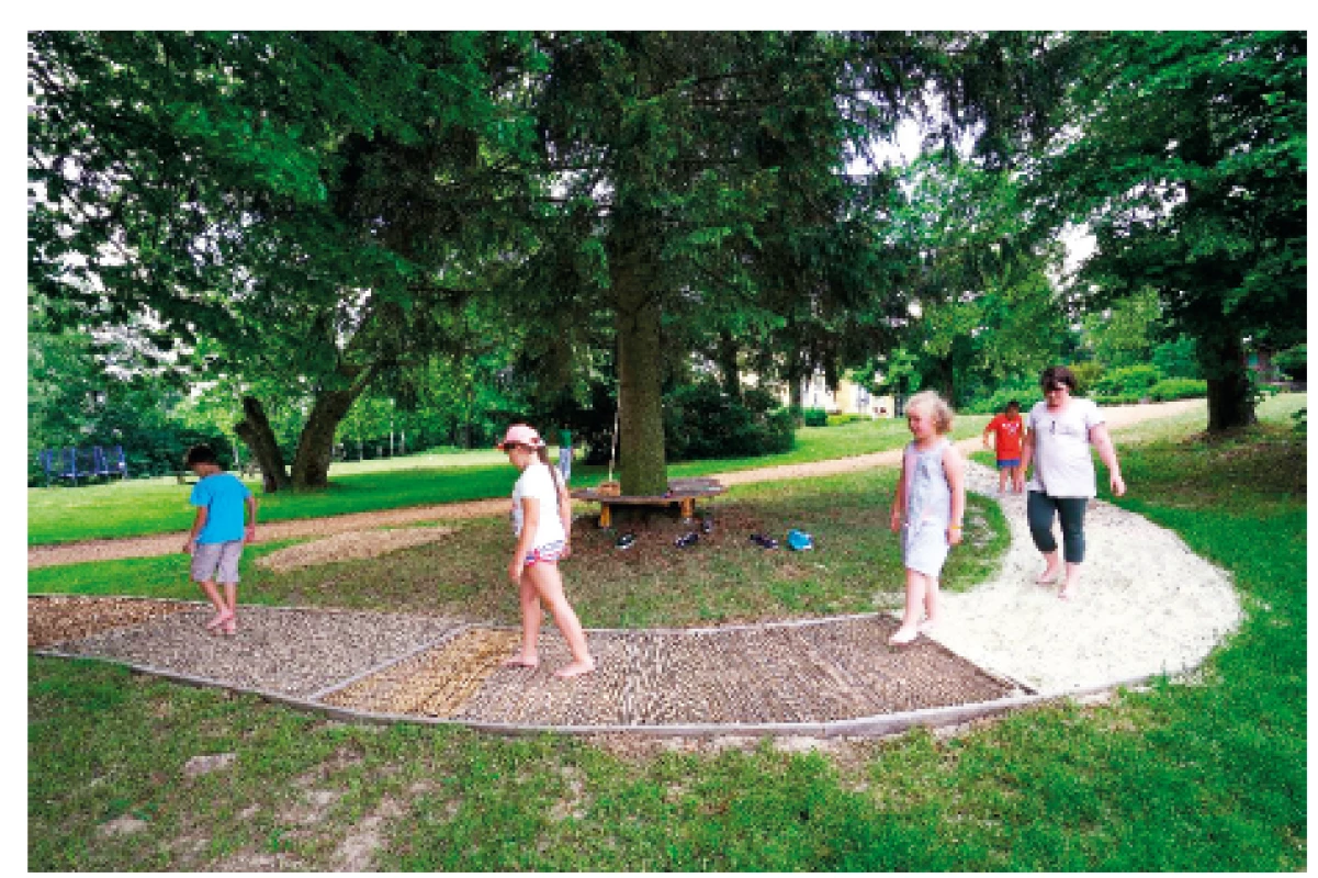Chůze po smyslovém chodníku.<br>
Fig. 2. Barefoot trail.