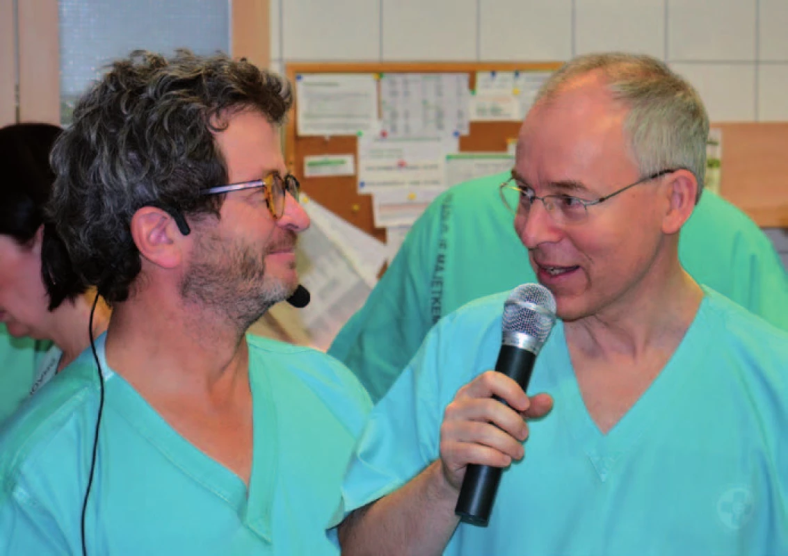 Profesoři Thierry Ponchon a Stanislav Rejchrt v průběhu workshopu.
Fig. 1. Professors Thierry Ponchon and Stanislav Rejchrt during live demonstration.