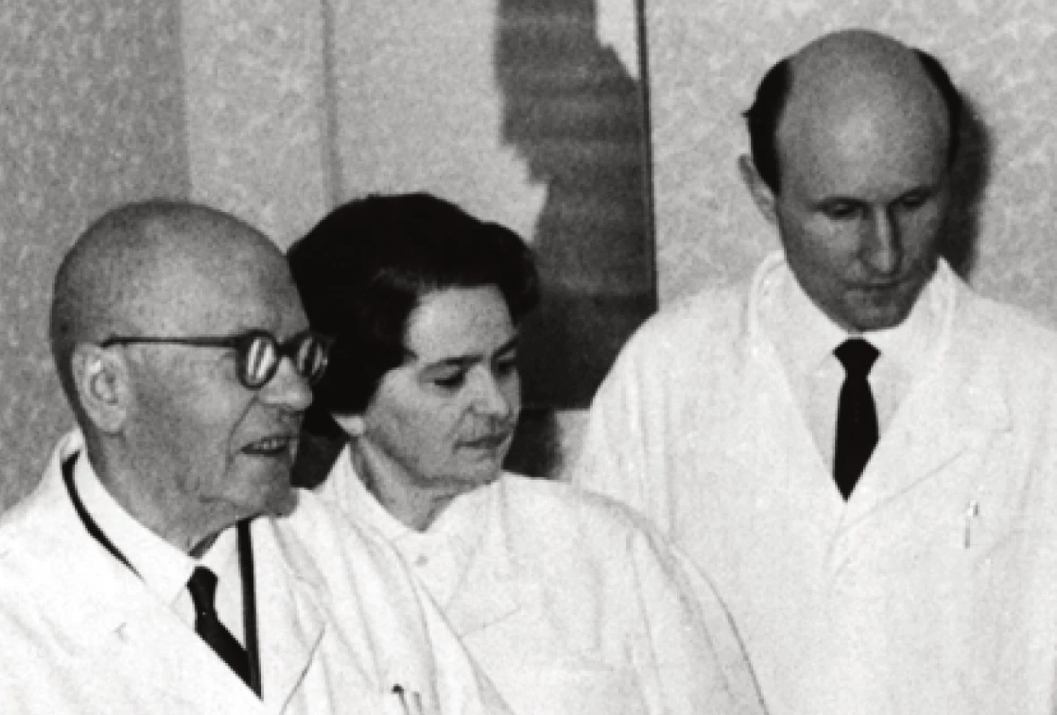 Profesor Seeman s doc. Sedláčkovou a dr. Vrtičkou.