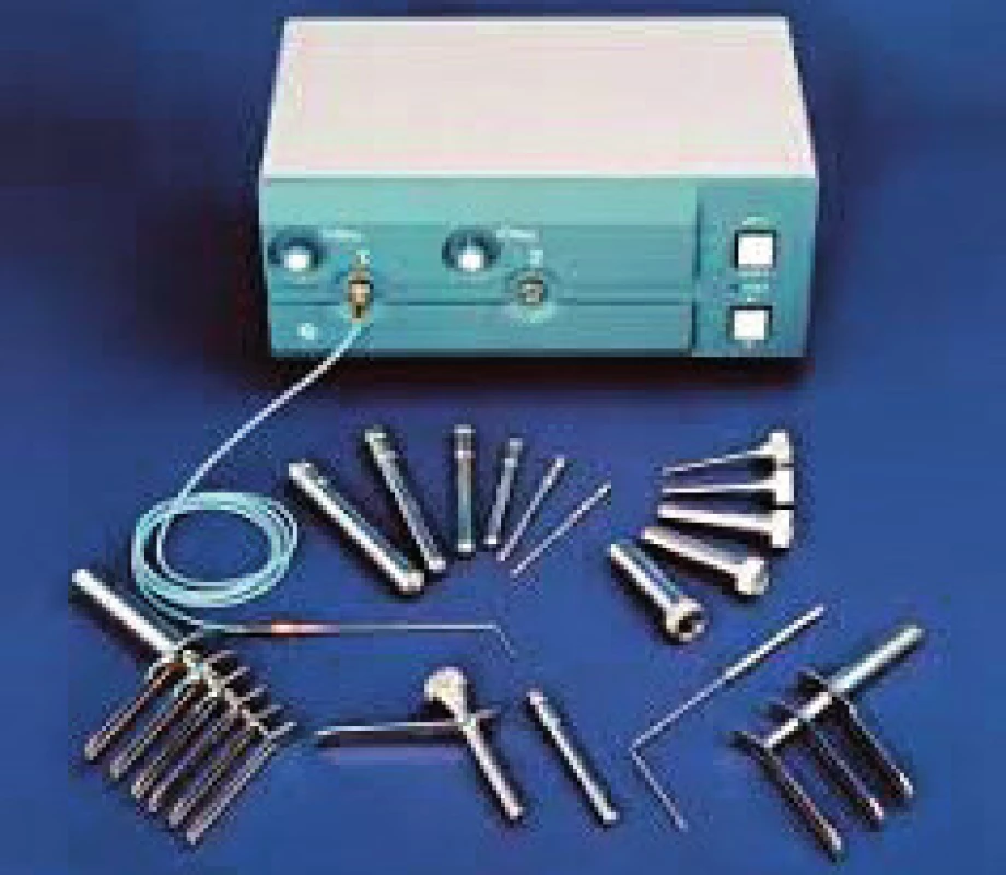 Vaginoskop – zdroj studeného světla a sestava tubusů
s mandrénem.<br>
Fig. 1. Vaginoscope – cold light source and the system of tubes with mandrens.
