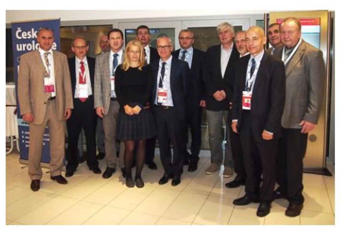 Nově zvolený výbor České urologické společnosti
ČLS JEP na 61. výroční konferenci ČUS v roce
2015 v Olomouci; MUDr. Aleš Petřík opět ve funkci
pokladníka ČUS<br>
Fig. 5. The newly elected committee of the Czech
Urological Society at the 61st Annual Conference of
the Czech Urological Society in Olomouc in 2015; Aleš
Petřík, MD, again in the role of the Society’s treasurer