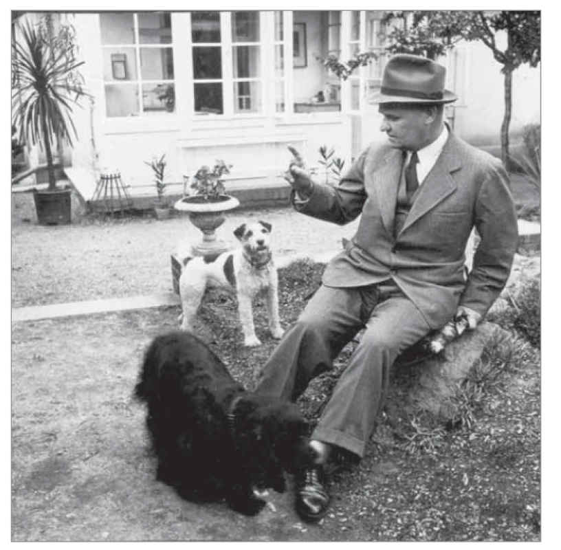 Antonín Přecechtěl se psy v letním domku
v Mníšku pod Brdy ve 30. letech.<br>
Fig. 9. Antonín Přecechtěl with dogs at a summer house in
Mníšek pod Brdy in the 1930s.