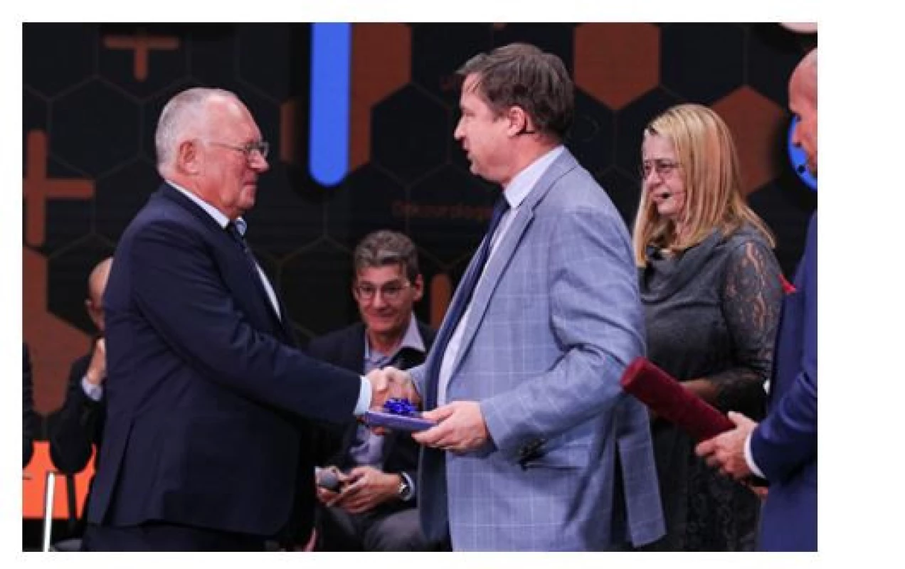 Prof. M. Hora blahopřeje MUDr. J. Brdlíkovi
k udělení čestného členství ČUS<br>
Fig. 10. Prof. M. Hora congratulates J. Brdlík, MD, on
being awarded honorary membership of the Czech
Urological Society