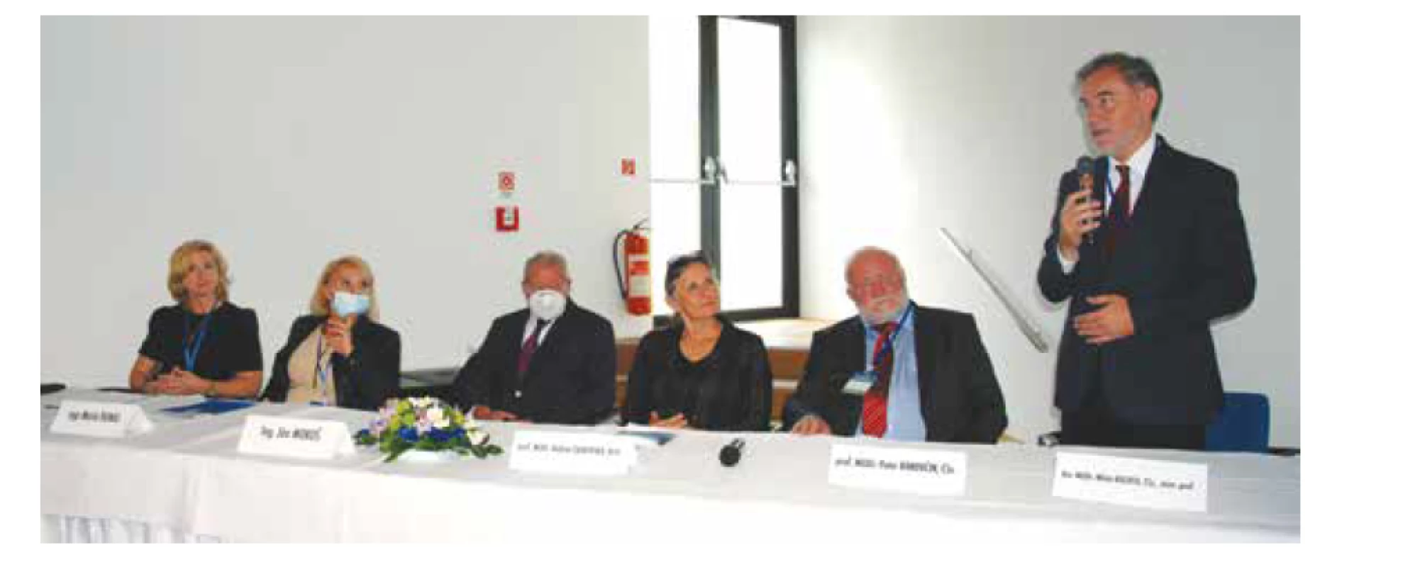 Členovia slávnostného predsedníctva konferencie. Zľava: Ing. Miroslava Mištunová, PhD., MPH, mgr.
Maria Dunaj, ing. Ján Mokoš, prof. MUDr. Andrea Čalkovská, DrSc., prof. MUDr. Peter Bánovčin, CSc., doc. MUDr.
Milan Kuchta, CSc., mim. prof. (spoluautor príspevku).
