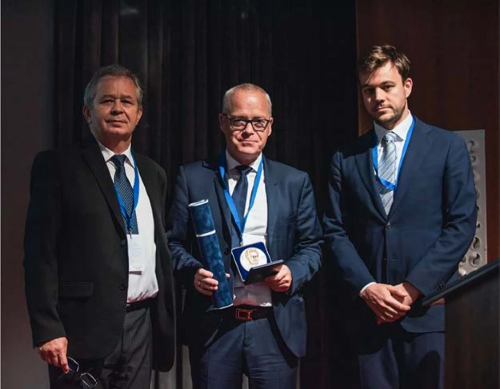 Prof. Babjuk při přebírání
Medaile prof. Zvary z rukou
doc. Minčíka a prim. Kollárika<br>
Fig. 6. Prof. Babjuk accepting
Medal of prof. Zvara from assoc.
prof. Minčík and prim. Kollárik