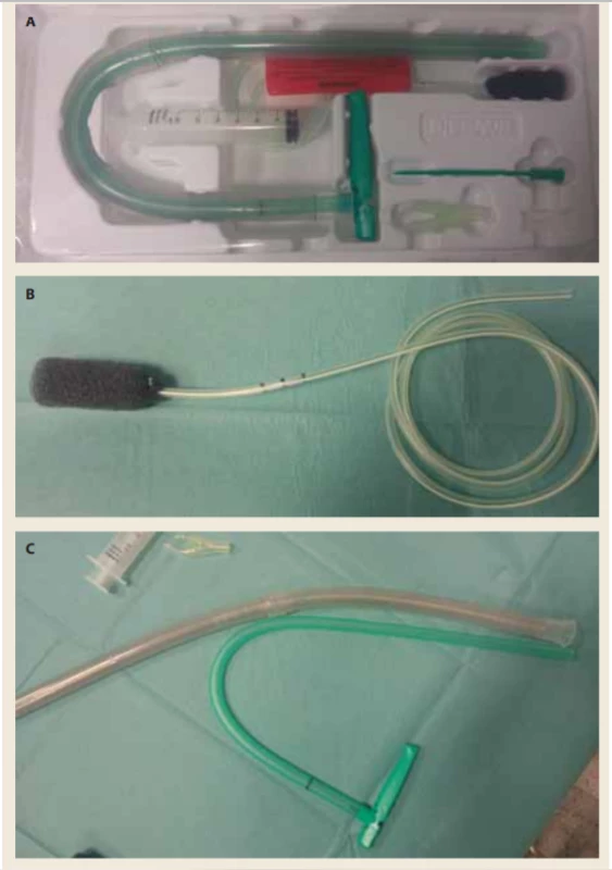 A. Commercially available set for endoscopic vacuum assisted closure
therapy. B. Sponge. C. Overtube and applicator.<br>
Obr. 5. A) Komerčně dostupný set pro endoskopickou vakuovou terapii.
B) Houbička. C) Převlečná hadice a aplikátor.