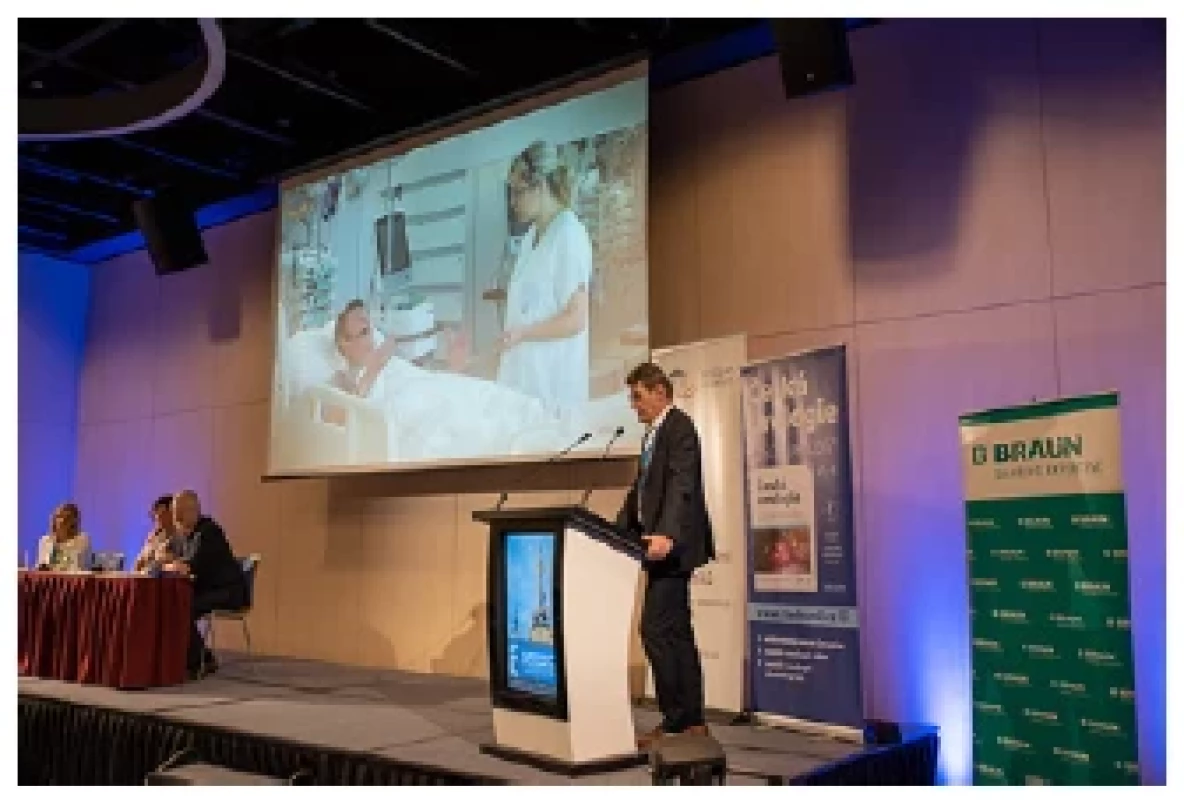 Prof. J. Krhut zahájil Edukační sympózium
zdravotních sester pracujících v urologii – Sympózium
Aesculap akademie <br> 
Fig. 6. Professor J. Krhut opened the Educational
Symposium of Nursing Staff Working in Urology – the
Aesculap Academy Symposium