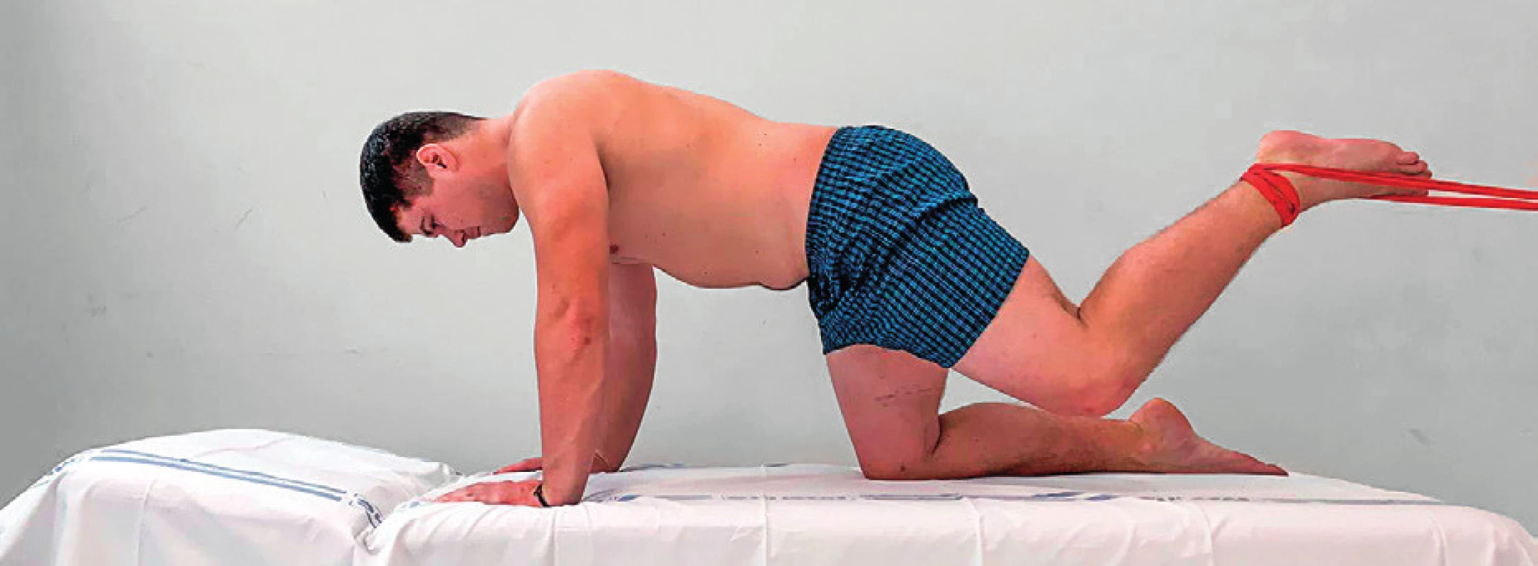 Posilování s posilovací gumou v pozici na čtyřech
– koaktivace hamstringů a m. quadriceps femoris jedné dolní
končetiny.