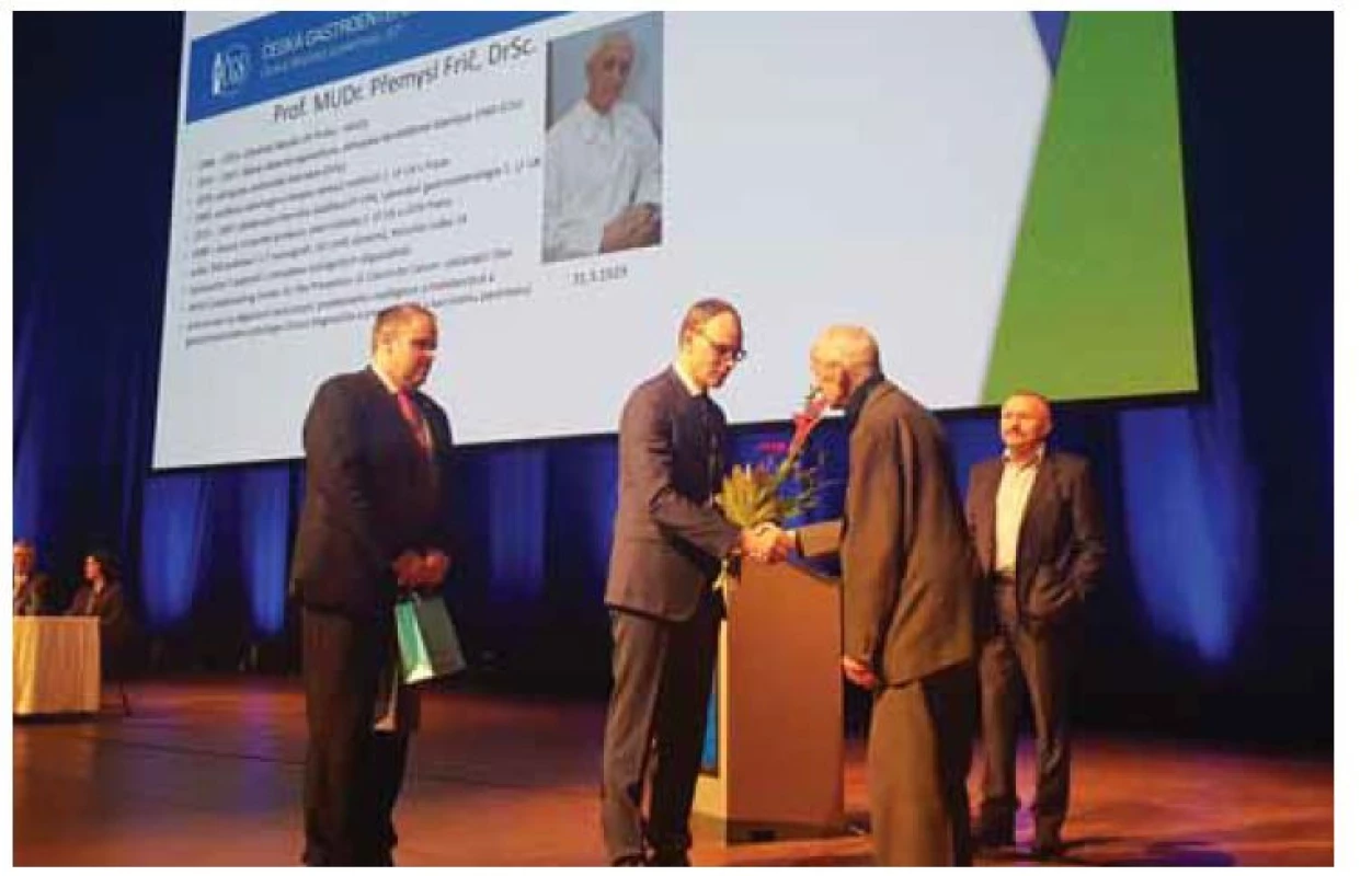 Předseda ČGS doc. MUDr. Ondřej Urban, Ph.D., gratuluje prof. MUDr.
Přemyslu Fričovi, CSc., k životnímu jubileu.<br>
Fig. 2. Chairman of the ČGS Assoc. Prof. Ondřej Urban, MD, PhD, congratulates to
Prof. Přemysl Frič, MD, PhD, on his life anniversary.