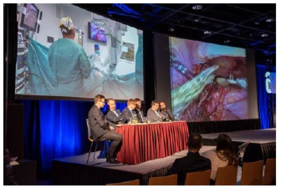 Přímý přenos z operačního sálu – Méně obvyklé
výkony v robotické chirurgii; moderátor prof.
M. Hora <br> 
Fig. 7. A live surgery broadcast from the operating
theatre: Less routine procedures in robotic surgery;
moderated by Professor M. Hora