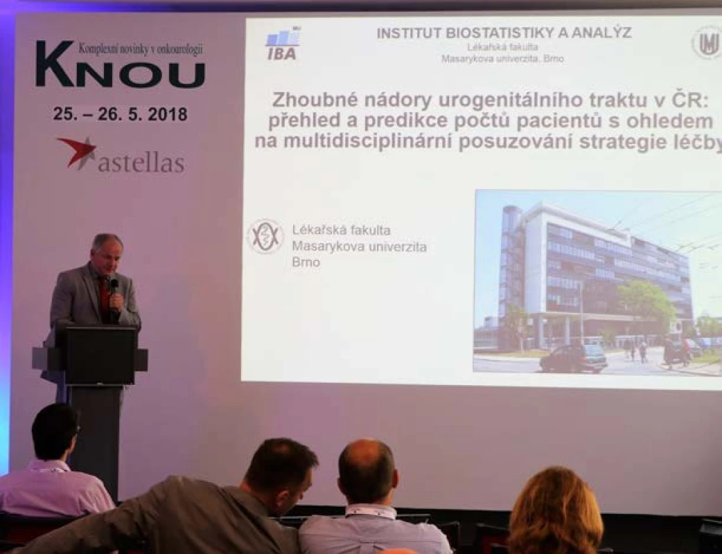 Prof. MUDr. Roman
Prymula, Ph.D., náměstek pro
léčebnou péči Ministerstva zdravotnictví
ČR, prezentuje datové
podklady pro plánování správné
péče a predikci počtu pacientů řešených
v multioborových týmech<br>
Fig. 4. Prof. Roman Prymula,
M.D., Ph.D., Deputy Minister for
Health Care, the Ministry of Health
of the Czech Republic, presenting
the data bases for planning good
care and predicting the number of
patients managed by multidisciplinary
teams