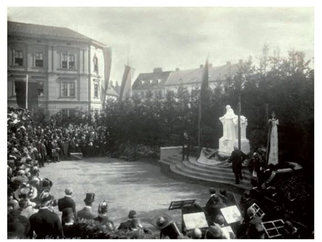 Slavnostní odhalení pomníku Gregora Mendela od vídeňského
sochaře T. Charlemonta v zahradě starobrněnského opatství
proběhlo 1. října 1910. Pomník byl zbudován na popud brněnského
Přírodovědného spolku (konkrétně Hugo Iltise) a události se
zúčastnili přední světoví botanici a genetici, např. William Bateson
nebo Herman Nilsson-Ehle.