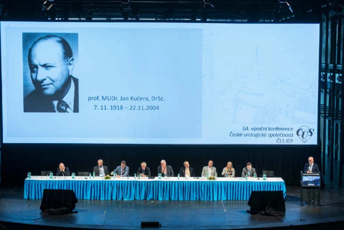 Výbor ČUS během
členské schůze, během níž
jsme si mimo jiné připomenuli
kulaté výročí narození
prof. Hradce a prof. Kučery<br>
Fig. 1. The Czech Urological
Society committee at the
members’ meeting during
which, among other things,
prof. Hradec’s and prof. Kučera’s
birth anniversaries were
commemorated