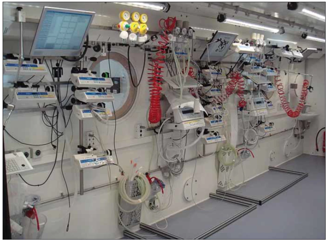 Vybavení hyperbarické komory certifi kovanou zdravotnickou technikou pro ošetření
pacientů v režimu intenzivní péče – Univerzitní nemocnice v Lille [5].<br>
Fig. 1. Hyperbaric chamber equipment of certifi ed medical technology for the treatment
of patients in intensive care – University Hospital Lille [5].