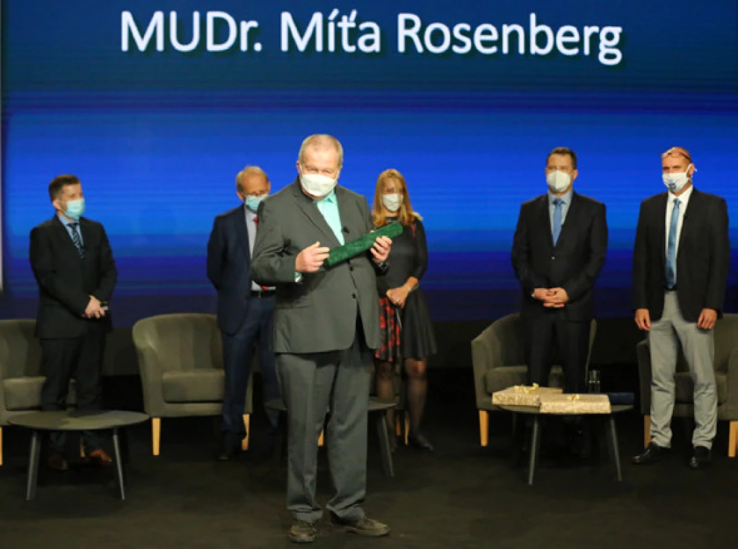 MUDr. Míťa Rosenberg
děkuje za udělení čestného členství<br>
Fig. 6. Míťa Rosenberg, MD, thanking for being awarded honorary
membership