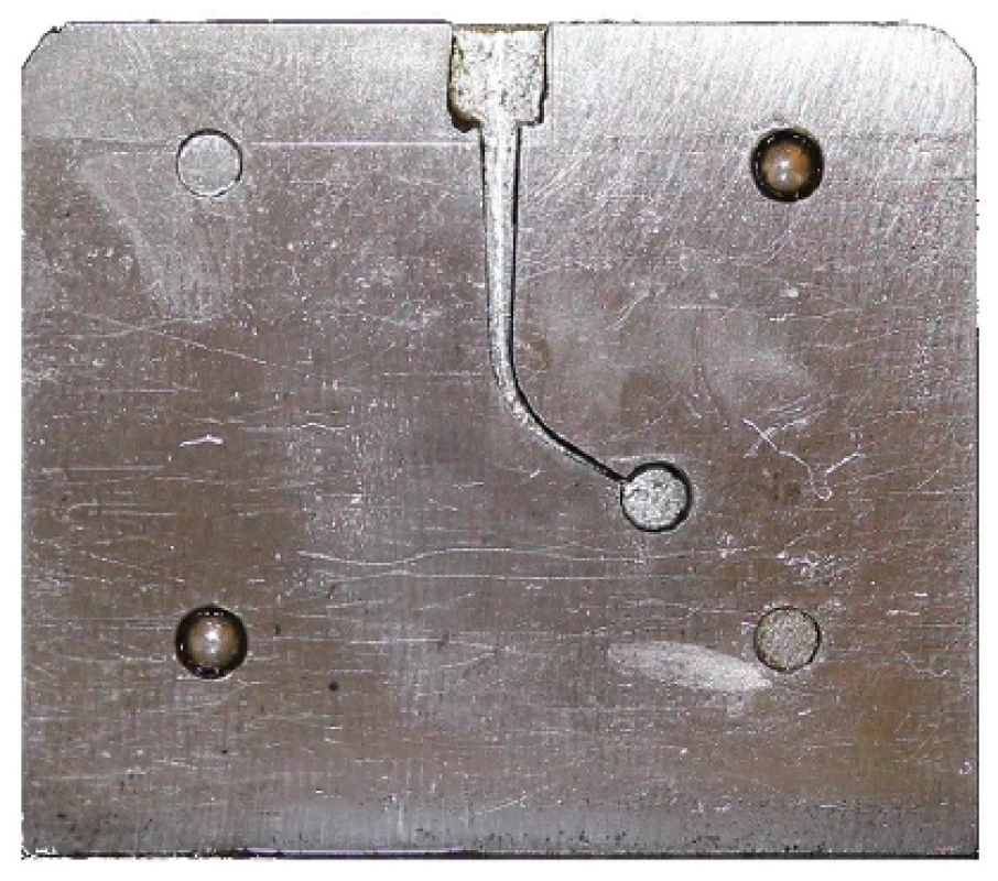 Maketa kořenového kanálku, nerezový bloček<br>
Fig. 2<br>
Root canal model, stainless steel block