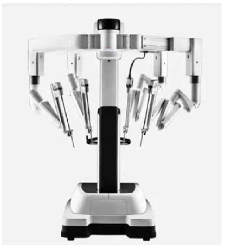 Robotický systém DaVinci Xi. <br> 
Fig. 1. DaVinci Xi robotic system.