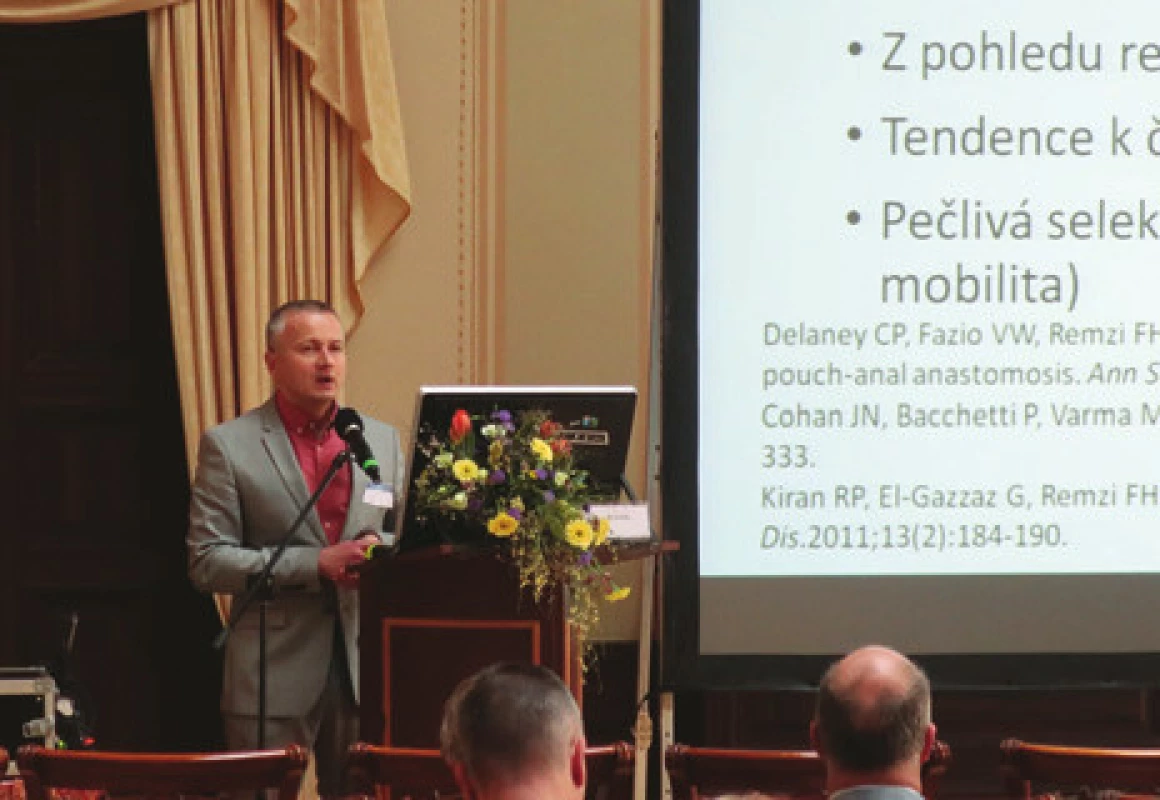 MUDr. Luděk Hrdlička přednáší na V. IBD pracovních dnech.
Fig. 1. Luděk Hrdlička, MD, presenting at the 5<sup>th</sup> IBD working days.