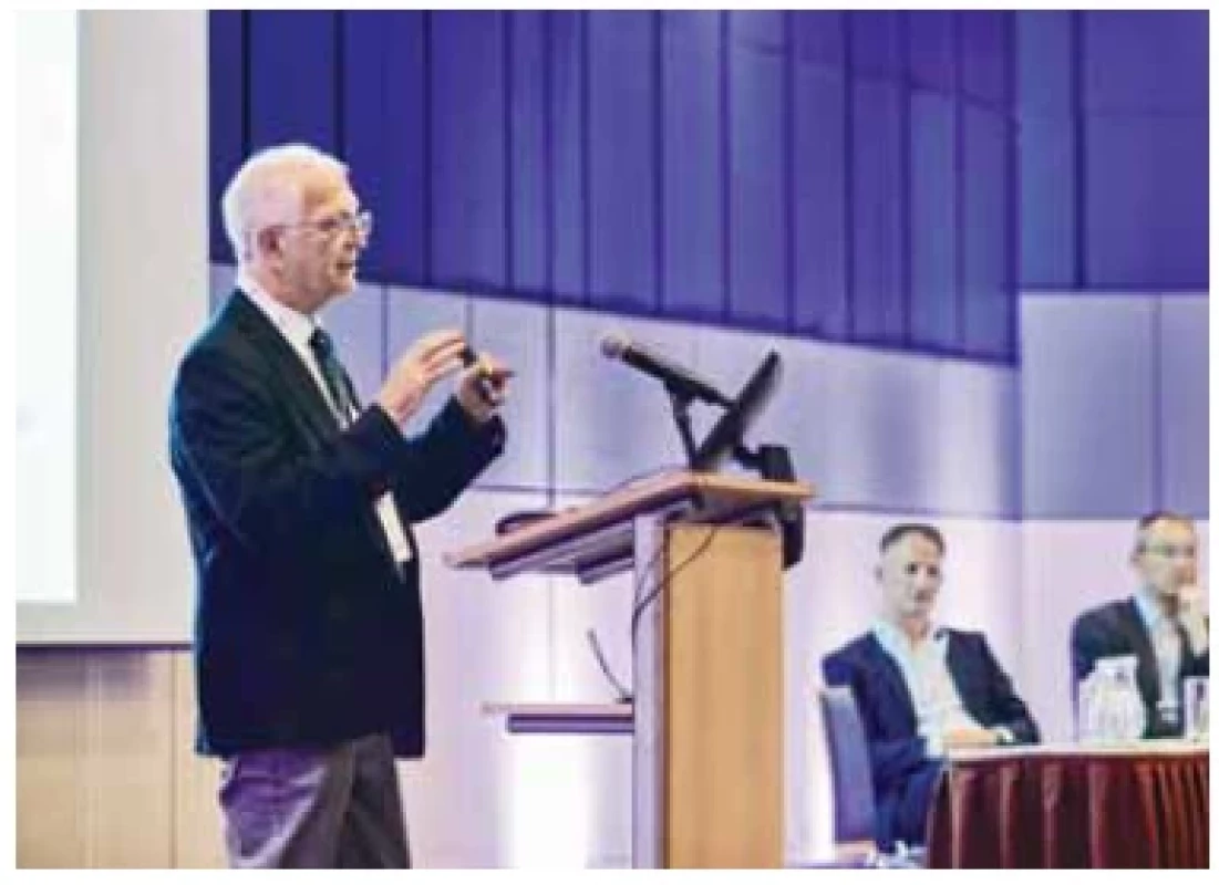 Hlavní zahraniční host, hvězda světové digestivní endoskopie
prof. Deviere při přednášce o multioborovém přístupu
k léčbě chronické pankretitidy, v pozadí prof. Hucl
a doc. Loveček. <br> 
Fig. 2. Main foreign guest, star of world digestive endoscopy
Prof. Deviere during a lecture on a multidisciplinary approach to
the treatment of chronic pancreatitis, in the background
Prof. Hucl and Assoc. Prof. Loveček.