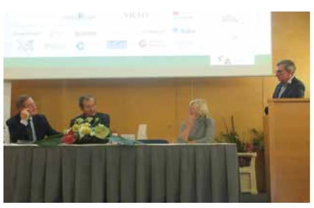 Diskuse hostů: zleva profesor MUDr. Petr Arenberger,
profesor MUDr. Cyril Höschl, MUDr. Jitka Vokurková a stojící
MUDr. David Stuchlík