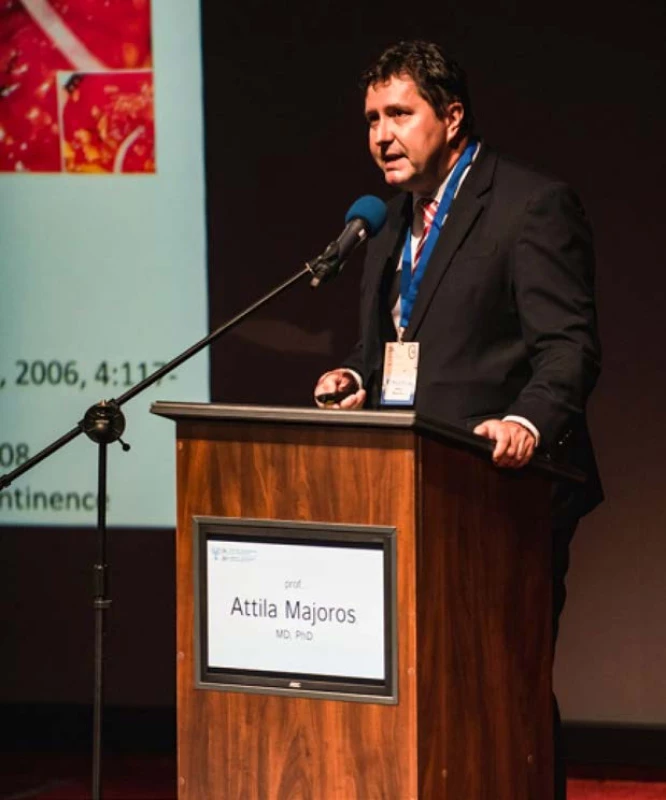 Prof. Attila Majoros z Budapešti
s prezentací o chirurgické terapii
stresové inkontinence<br>
Fig. 2. Prof. Attila Majoros from
Budapest giving lecture about surgical
management of stress urinary
incontinence