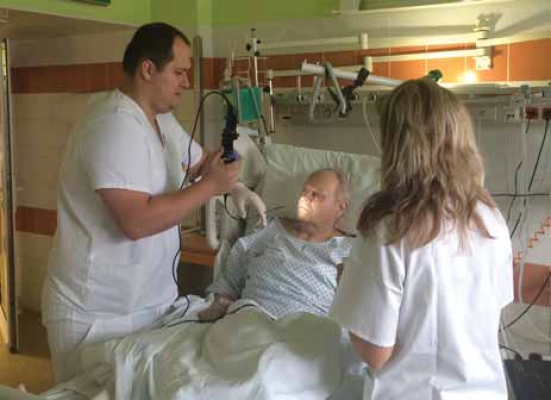 Flexibilní endoskopické vyšetření polykání na neurologické jednotce intenzivní
péče – neurolog a klinická logopedka.<br>
Fig. 1. Flexible Endoscopic Evaluation of the Swallowing on stroke unit – neurologist,
and speech therapist.