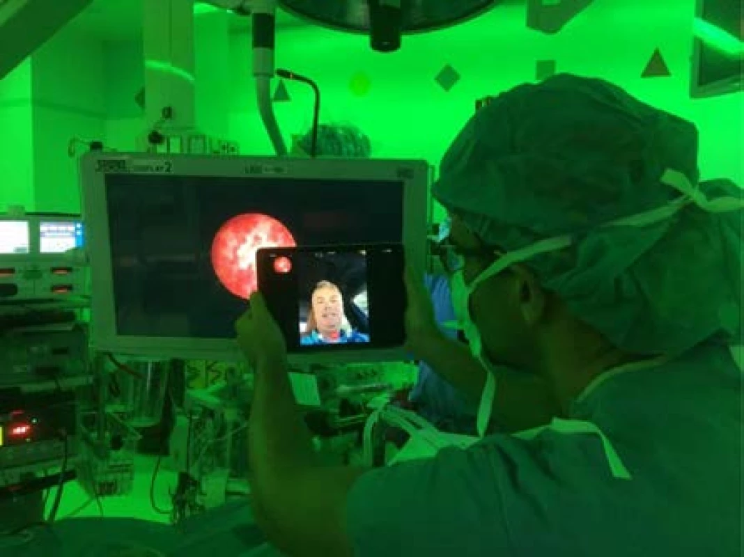 Konzultace cystoskopického nálezu on-line
s kolegou v automobilu<br>
Fig. 4. On-line discussion about cystoscopy findings
with a colleague driving his car
