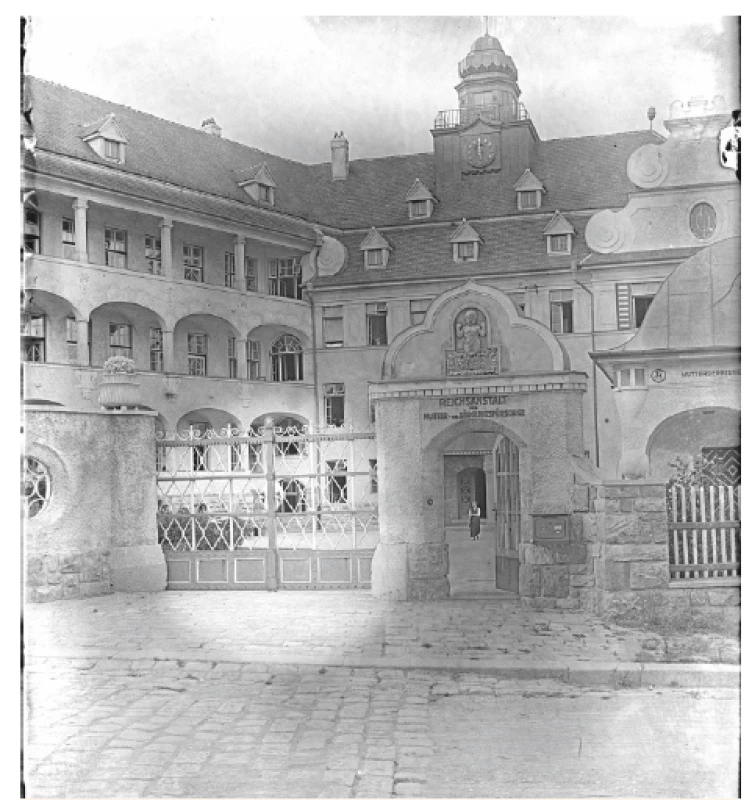 Dobová fotografie vstupu do Říšského ústředního
ústavu pro mateřskou a kojeneckou péči ve Vídni-
-Glanzingu (www.bildarchivaustria.at).